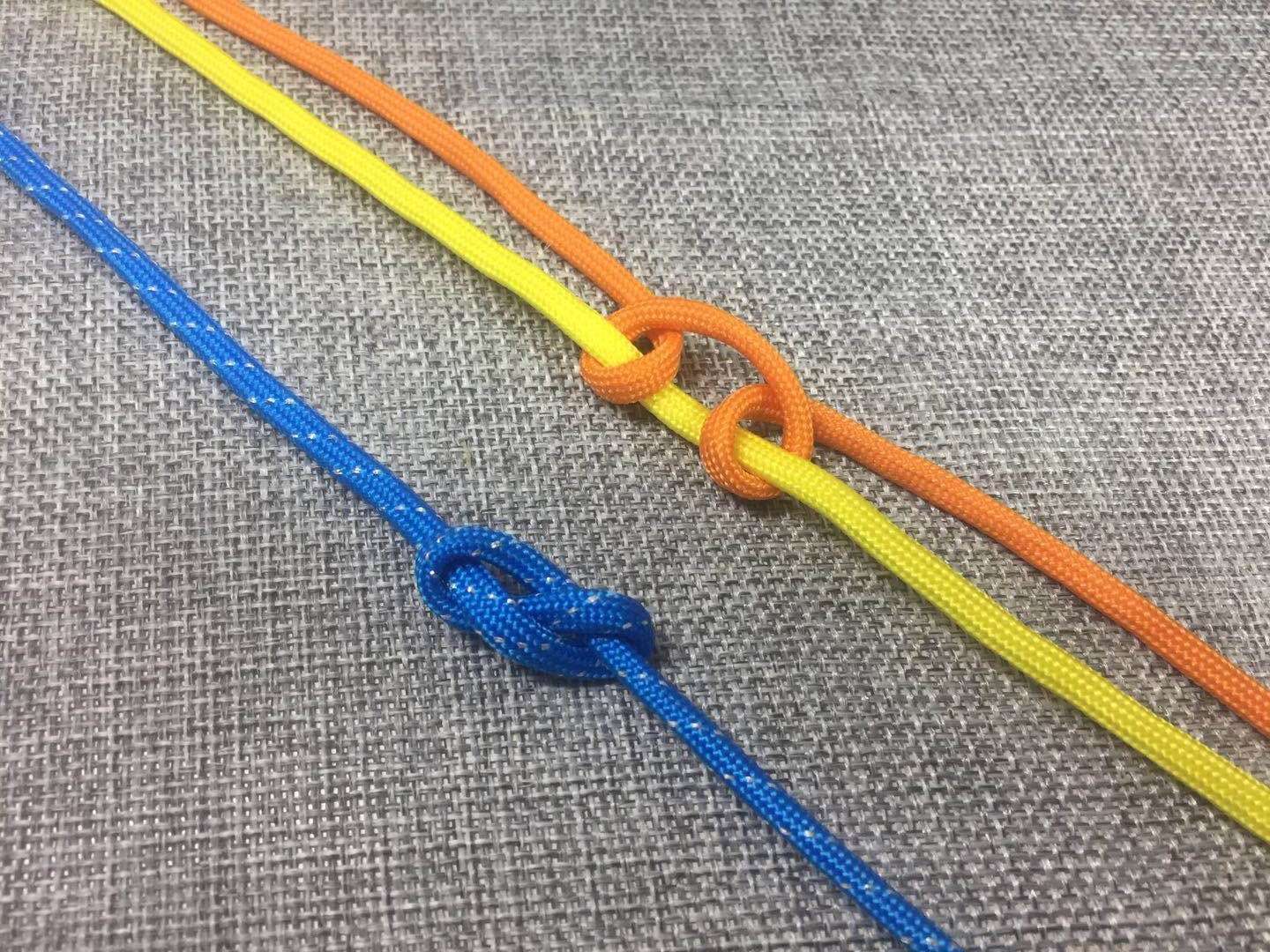 同心结变形的雀头结，一般绕线同心结用于手绳和项链绳。8字结用于手绳。