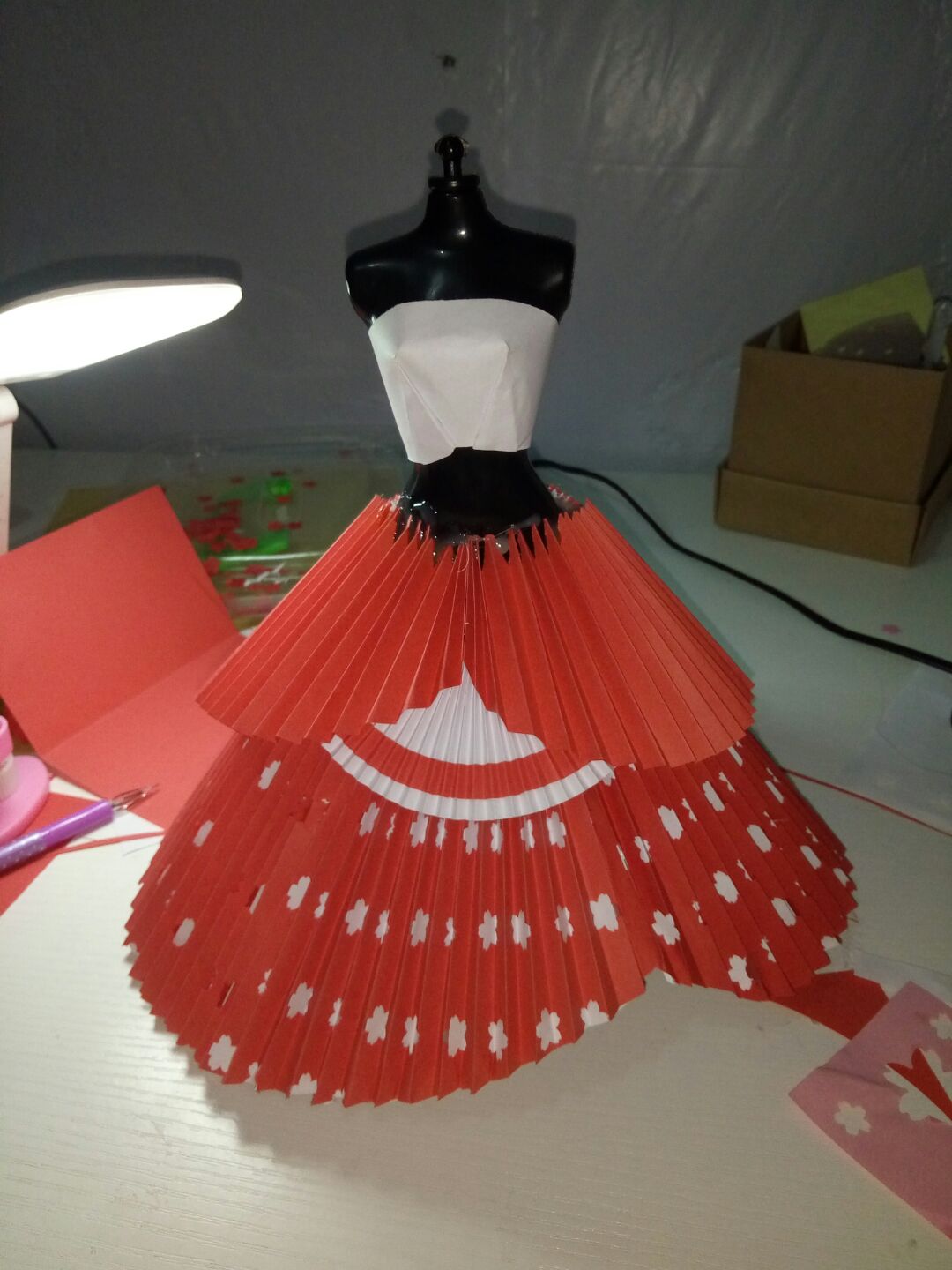 纸婚纱之中国红复古欧式礼服 第10步