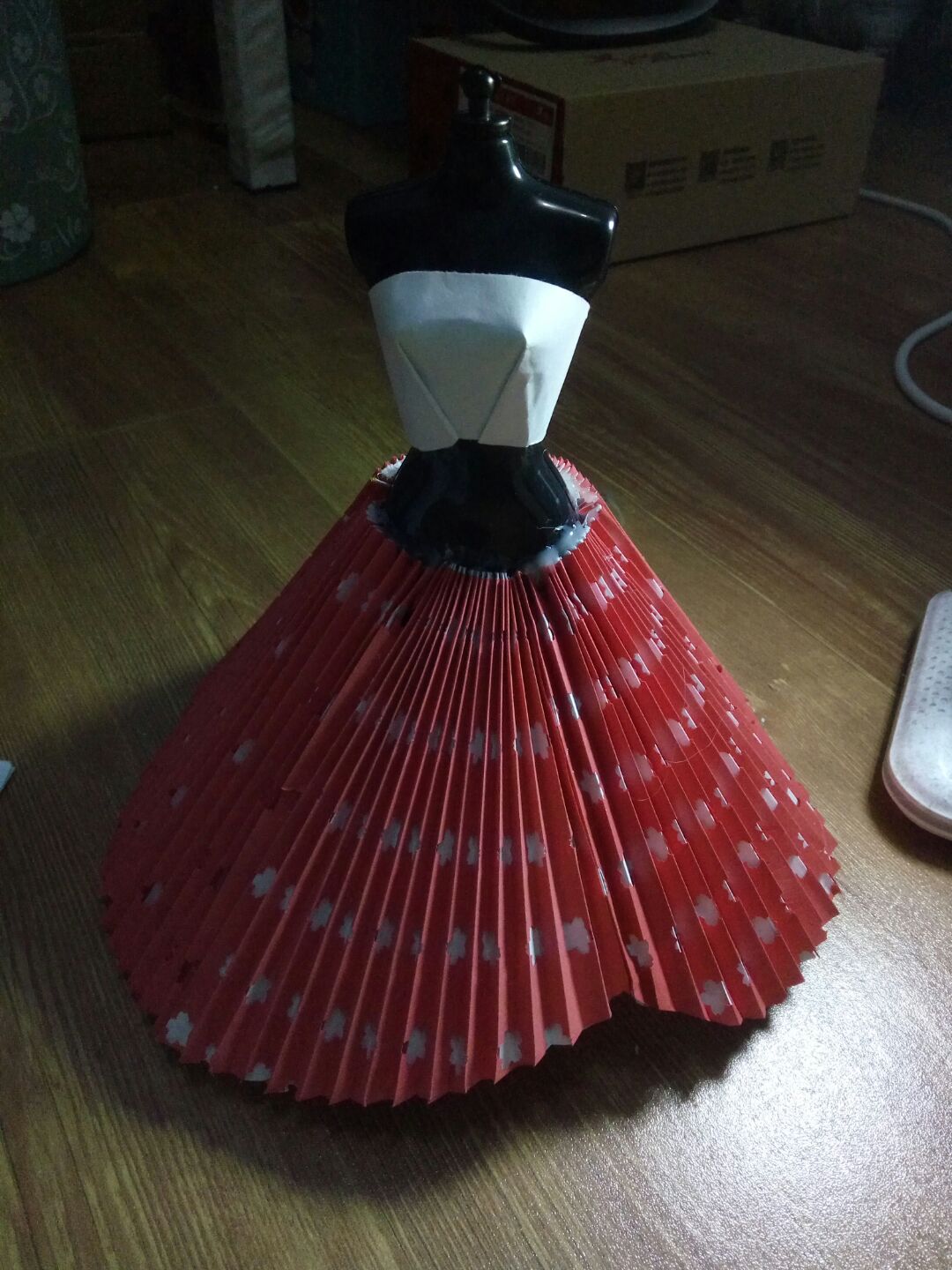 纸婚纱之中国红复古欧式礼服 第8步