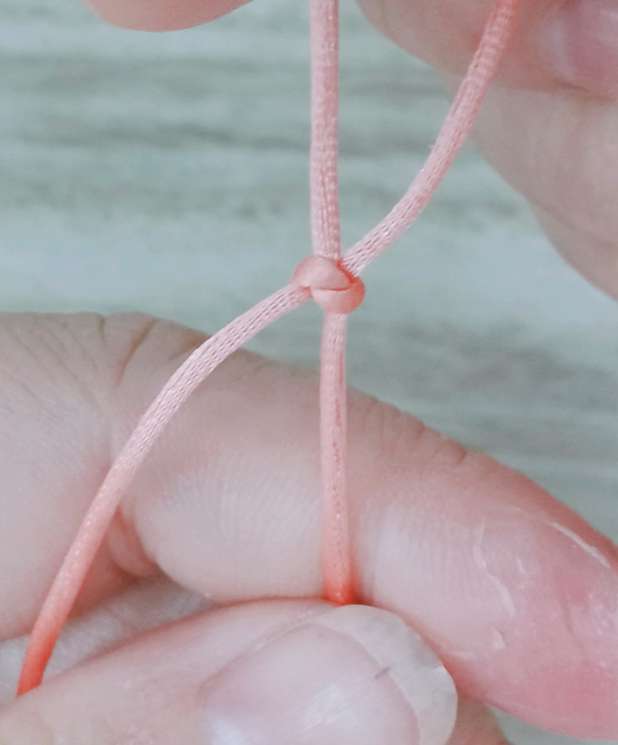 蛇结也是中国结中的基础结，这个结的用处也很大，具体的方法看下面的教程哦～(￣▽￣～)~