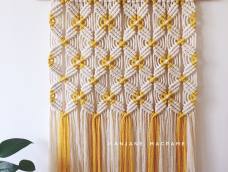 喜欢明亮的色彩，柠檬黄更是喜欢。这款挂毯主要用卷结编织而成，款式像翩翩起舞的蝴蝶，因此给她取名“蝶恋”。成品高55厘米，宽40厘米。