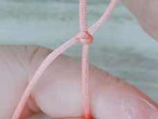 蛇结也是中国结中的基础结，这个结的用处也很大，具体的方法看下面的教程哦～(￣▽￣～)~