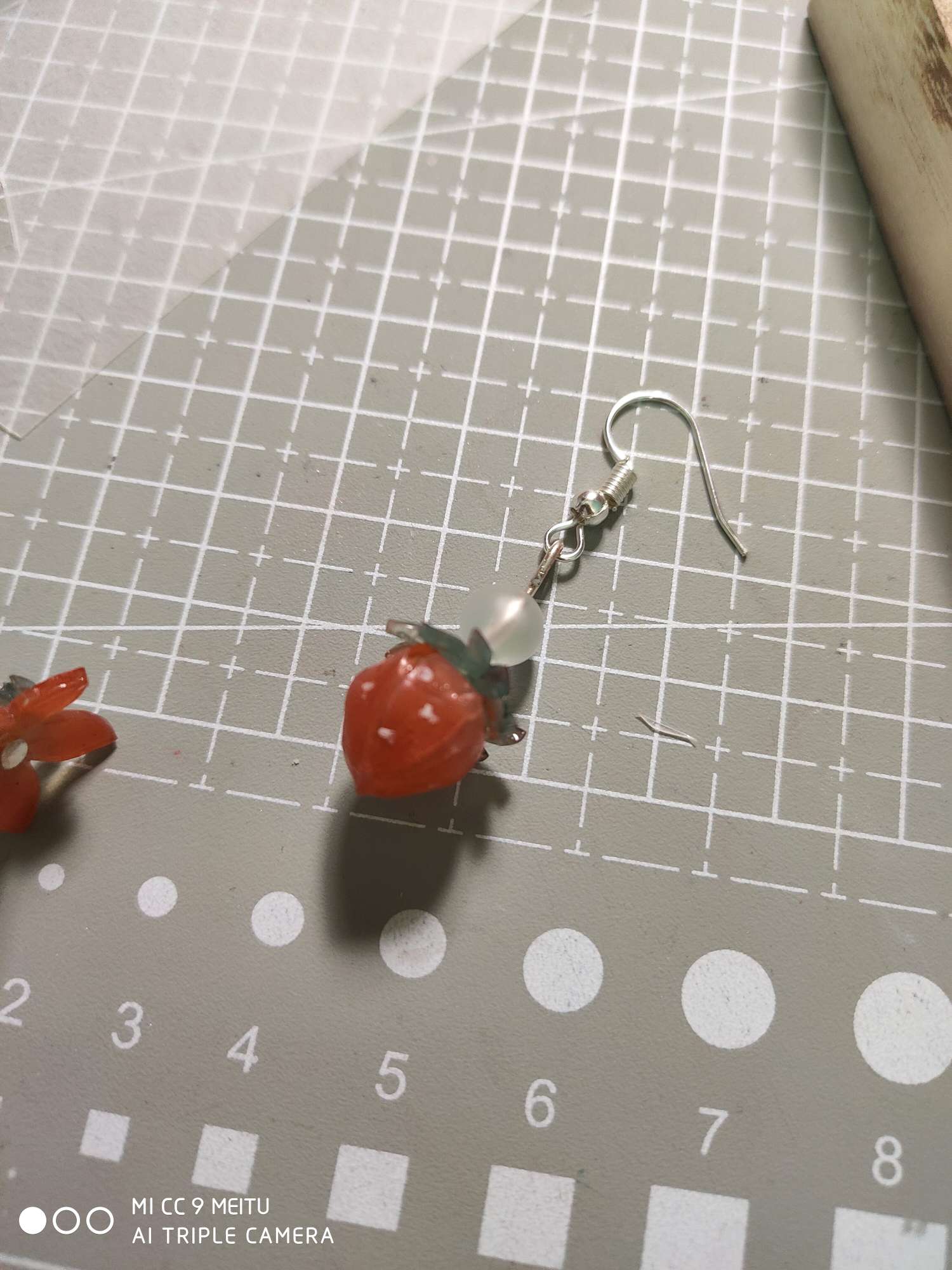 一个很简单的草莓耳钉