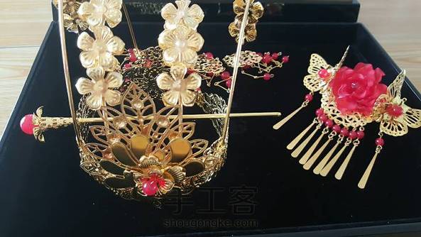 菡萏花开鸳并立,梧桐树上凤双栖