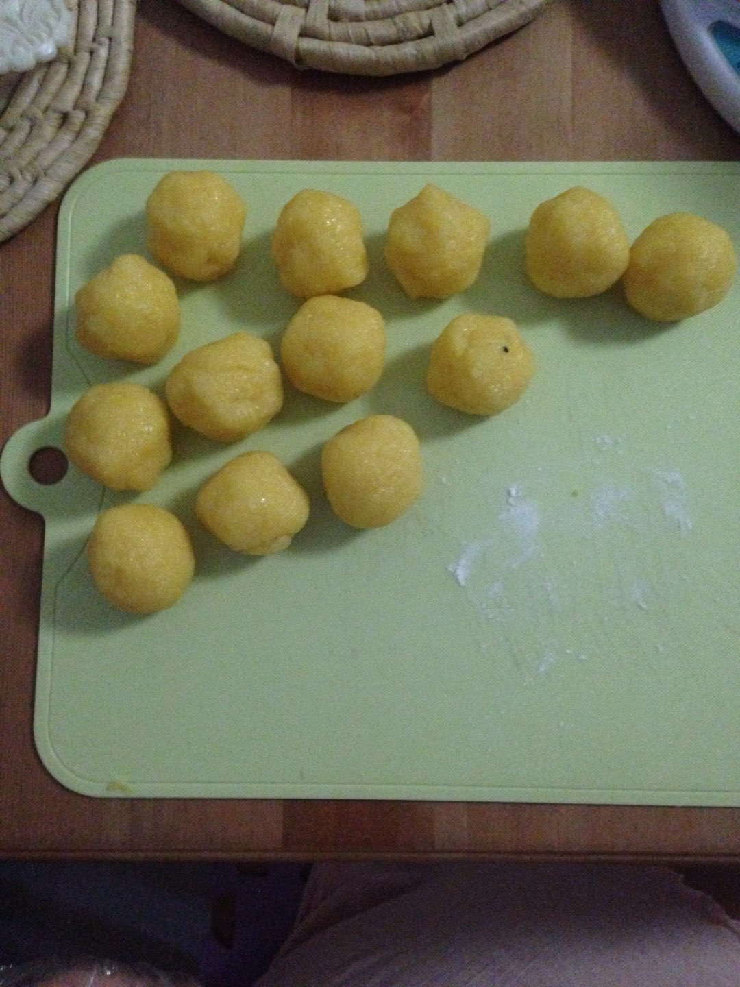 冰皮椰蓉蛋黄水果月饼制作 第12步