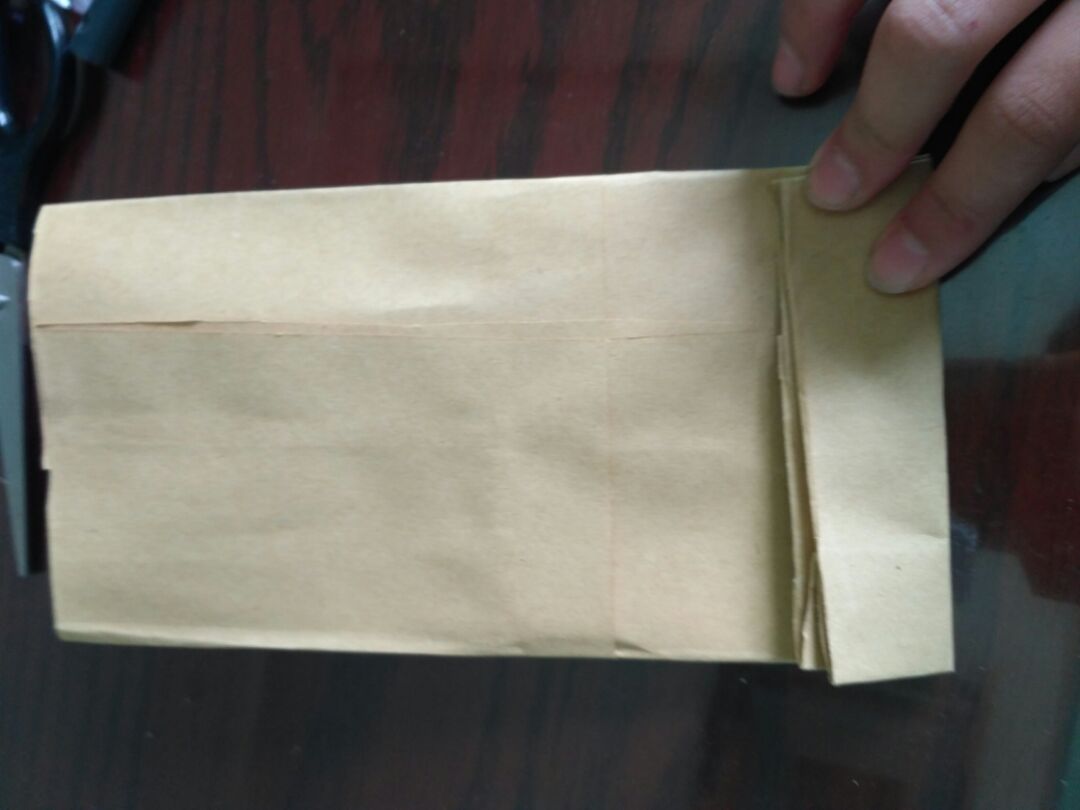 漂亮的牛皮纸包装袋。 第9步