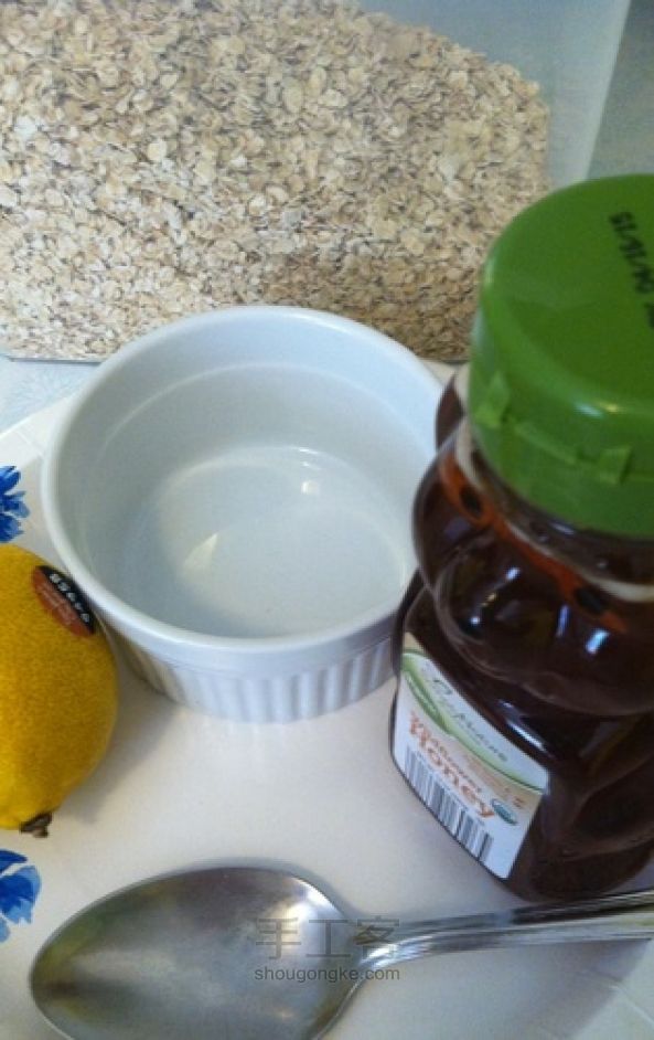 蜂蜜柠檬燕麦片面膜自制教程 第1步