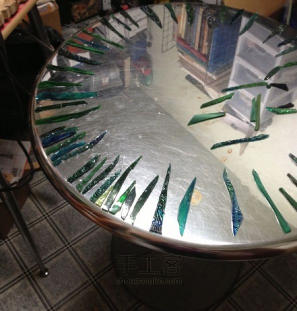DIY复古彩色碎玻璃桌 第4步