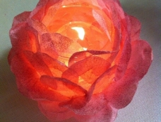 一多简单的丝绸玫瑰假花，一个普通的玻璃水杯，顺便就能变身一个浪漫的玫瑰烛台！拿出剪刀胶水开始操作吧！