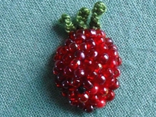 水灵灵的串珠草莓，在绣布上显得如此诱人~
