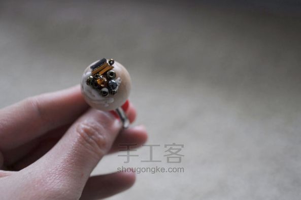  DIY手工教程： 复古感棕色串珠戒指 第5步