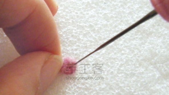 8步做可爱的草莓蛋糕，迷人的羊毛毡教程 第8步