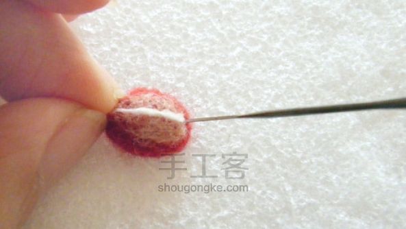 8步做可爱的草莓蛋糕，迷人的羊毛毡教程 第7步
