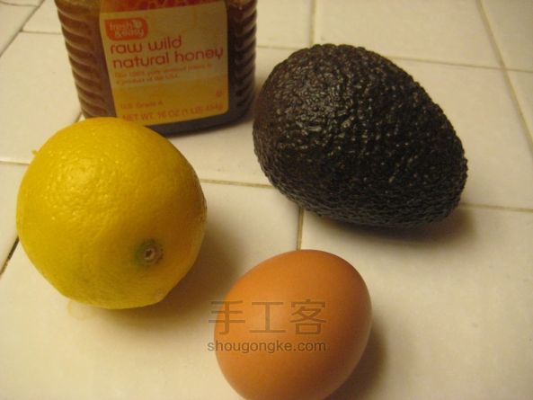 DIY  鳄梨回春面膜 第1步