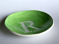 绿色的手绘碗，不用跑到陶瓷作坊里面复杂的操作和等待！
只要在家里，就能做出美好的绿色小物，夏天来装西瓜什么的恩！美呆了！
