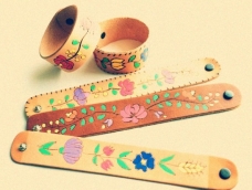 在皮革上烙画是一种传统的民间艺术，复古的皮带加上小清新的碎花，很别致的一根皮腕带