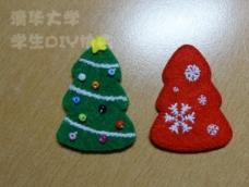 使用不织布制作的圣诞树形状的小装饰，可以进一步制作为发夹、胸针、钥匙链等。