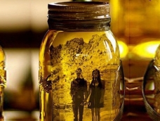 “在装满橄榄油的玻璃罐内放入一张自己喜欢的黑白照片，就可以制作出一个独特的VINTAGE“相框”。创意DIY复古相框，创意手工，让爱在身边，爱很简单。”