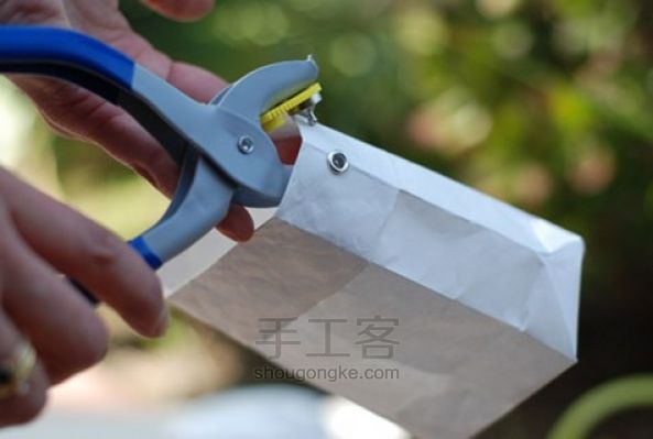 纸袋小灯笼教程 第3步
