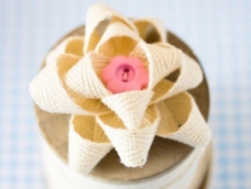 用一小段包边带或者水溶蕾丝花边和一颗可爱的小扣子就能做出一朵可爱的装饰花~