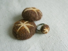 简单又容易制作的小萌物香菇戒指，是不是很可爱呢~！一起来制作一个吧。