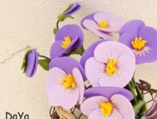 Pansy 三色堇不织布花的做法，可爱美丽的小布花 是不少爱花之人喜欢养植的花卉。
