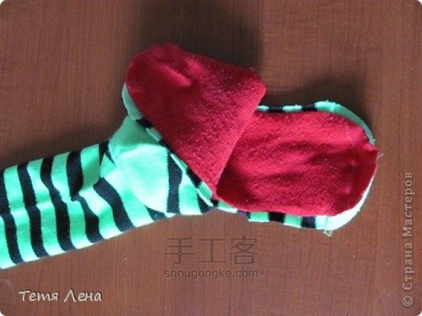 DIY袜子制作可爱的鳄鱼宝宝 第5步