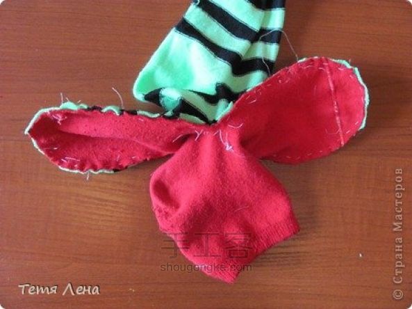 DIY袜子制作可爱的鳄鱼宝宝 第6步