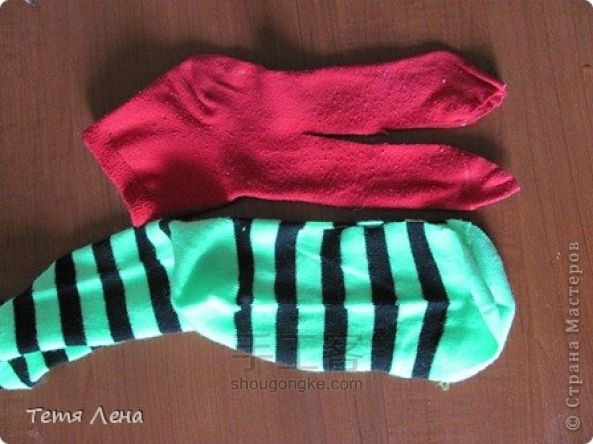 DIY袜子制作可爱的鳄鱼宝宝 第4步