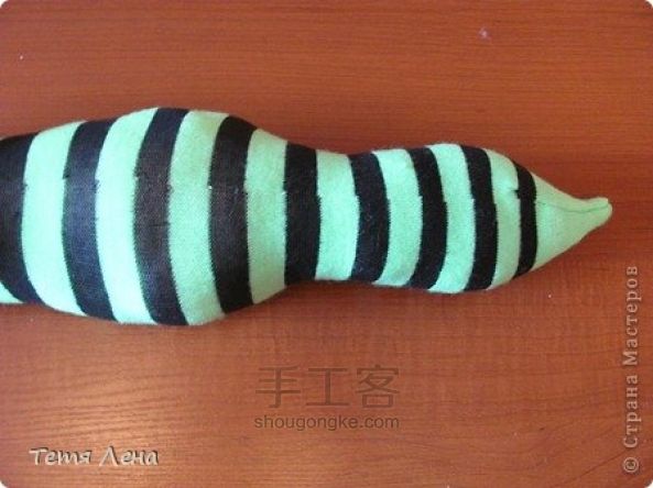 DIY袜子制作可爱的鳄鱼宝宝 第10步