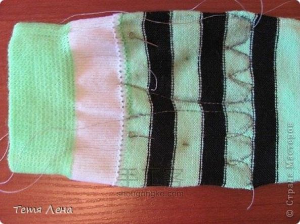 DIY袜子制作可爱的鳄鱼宝宝 第11步