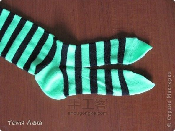 DIY袜子制作可爱的鳄鱼宝宝 第3步