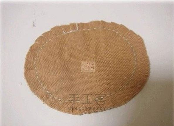 手工布艺娃娃diy 可爱的娃娃头挂件 第4步