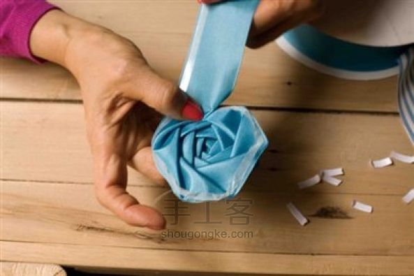 手工缎带花装饰DIY教程 缎带玫瑰花做法 第6步