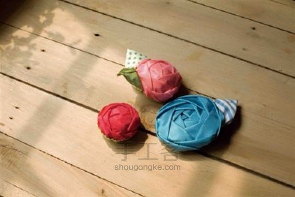 手工缎带花装饰DIY教程 缎带玫瑰花做法 第12步