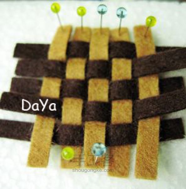 不织布蛋糕DIY：巧克力布艺蛋糕的做法 第1步