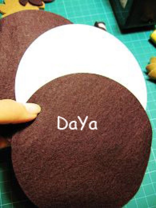 不织布蛋糕DIY：巧克力布艺蛋糕的做法 第6步