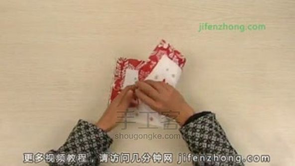 用餐巾纸折纸天鹅的折法教程 第4步