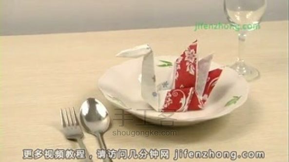 用餐巾纸折纸天鹅的折法教程 第2步