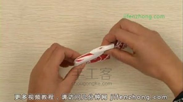 用餐巾纸折纸天鹅的折法教程 第13步
