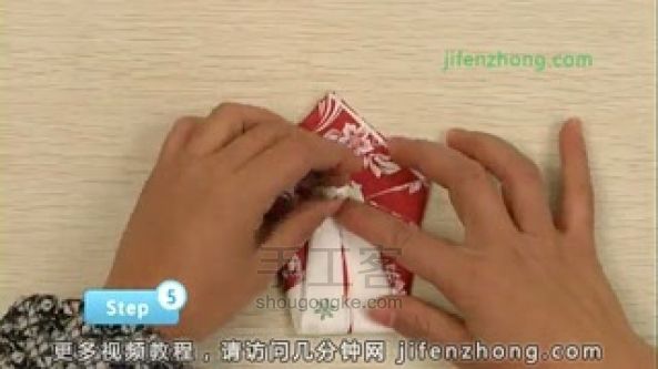 用餐巾纸折纸天鹅的折法教程 第12步