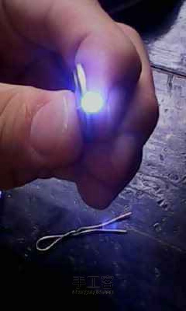 用废笔芯制作LED光棒的方法图示 第3步