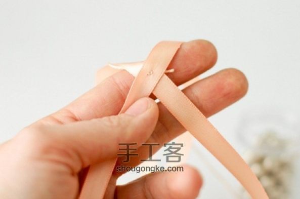 DIY华丽的丝绸串珠手链教程 第3步