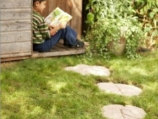 家里如果有花园或者草坪，又想把草坪里的路径弄的有创意一些，可以参看这个教程。
