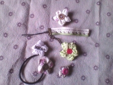 日常装饰小花朵，可以做头绳，手机吊坠，胸针等装饰······