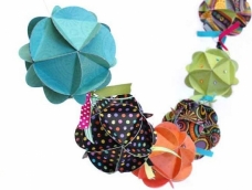 很多人喜欢各色的彩球挂饰和绣球花球法，对花球折法情有独钟。