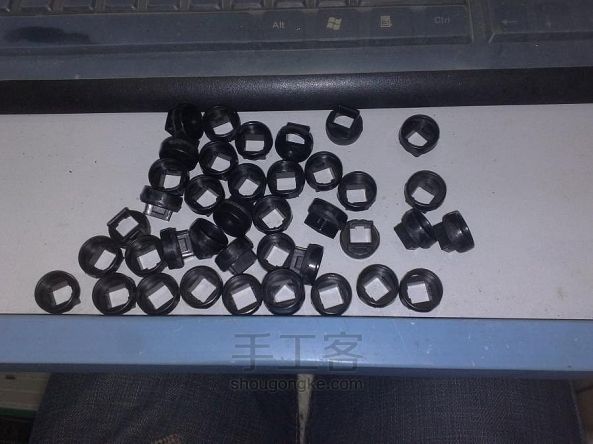 旧键盘改造自制多用杯垫 手机架 百变支架 手工教程 第4步