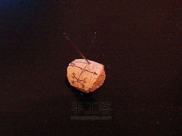 用葡萄酒软木塞制作古典风格项链挂坠 第4步
