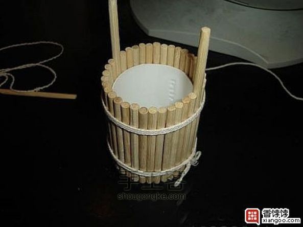 一次性筷子制作可以装水的小水桶的方法 手工教程 第8步