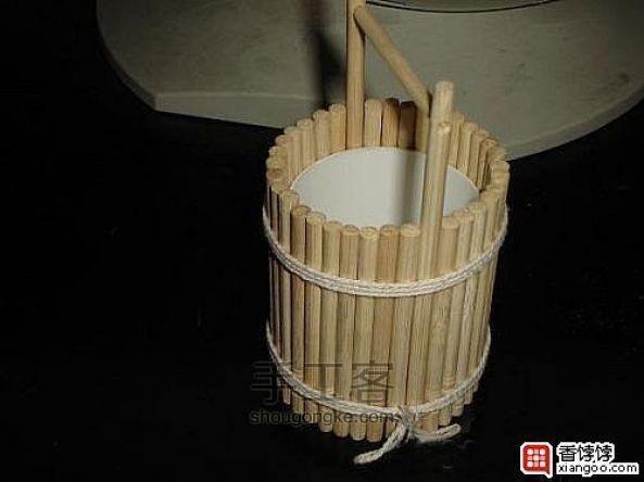一次性筷子制作可以装水的小水桶的方法 手工教程 第12步